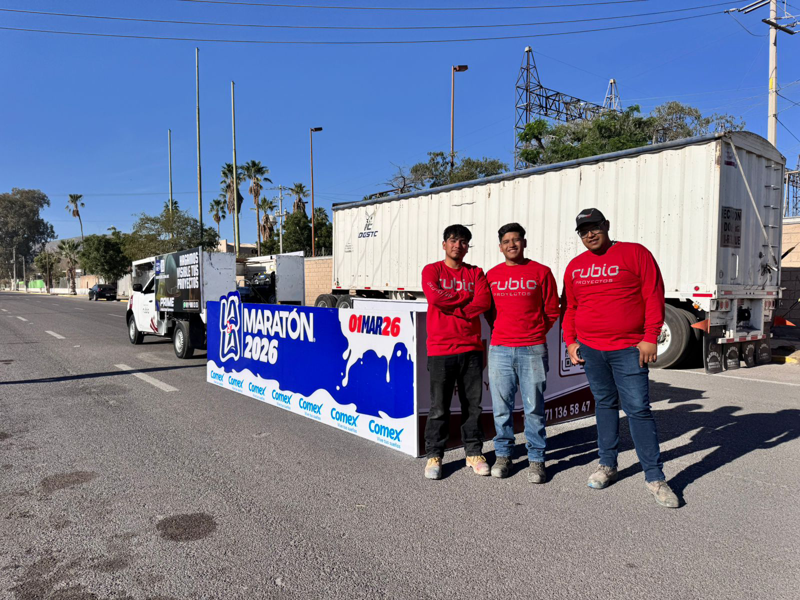 Equipo de trabajo colaborando en oficina moderna