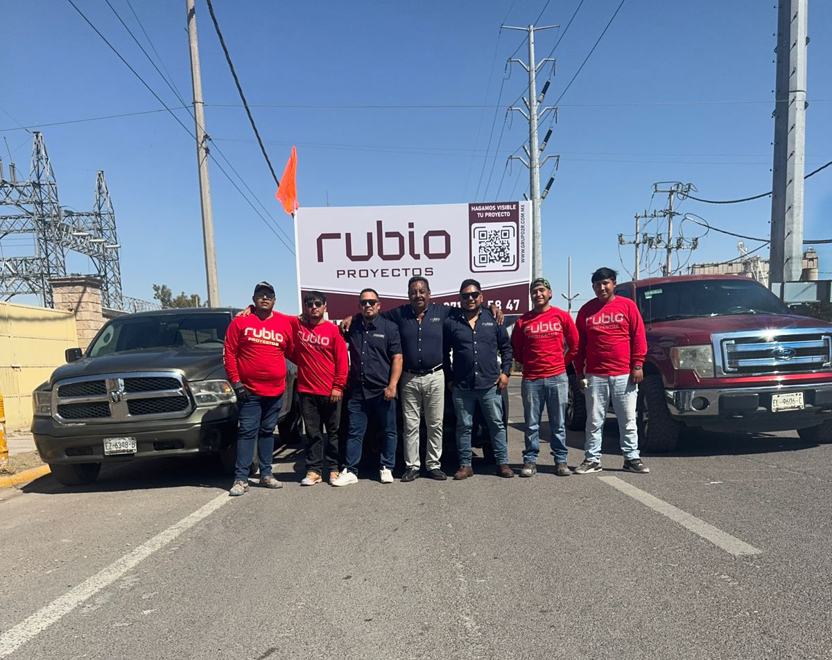 Equipo colaborando en proyecto conjunto